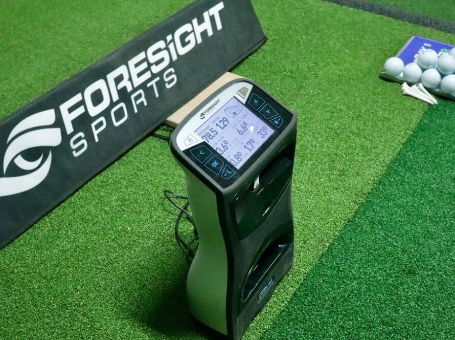 Indoor stimulator vs driving ranges golf bays